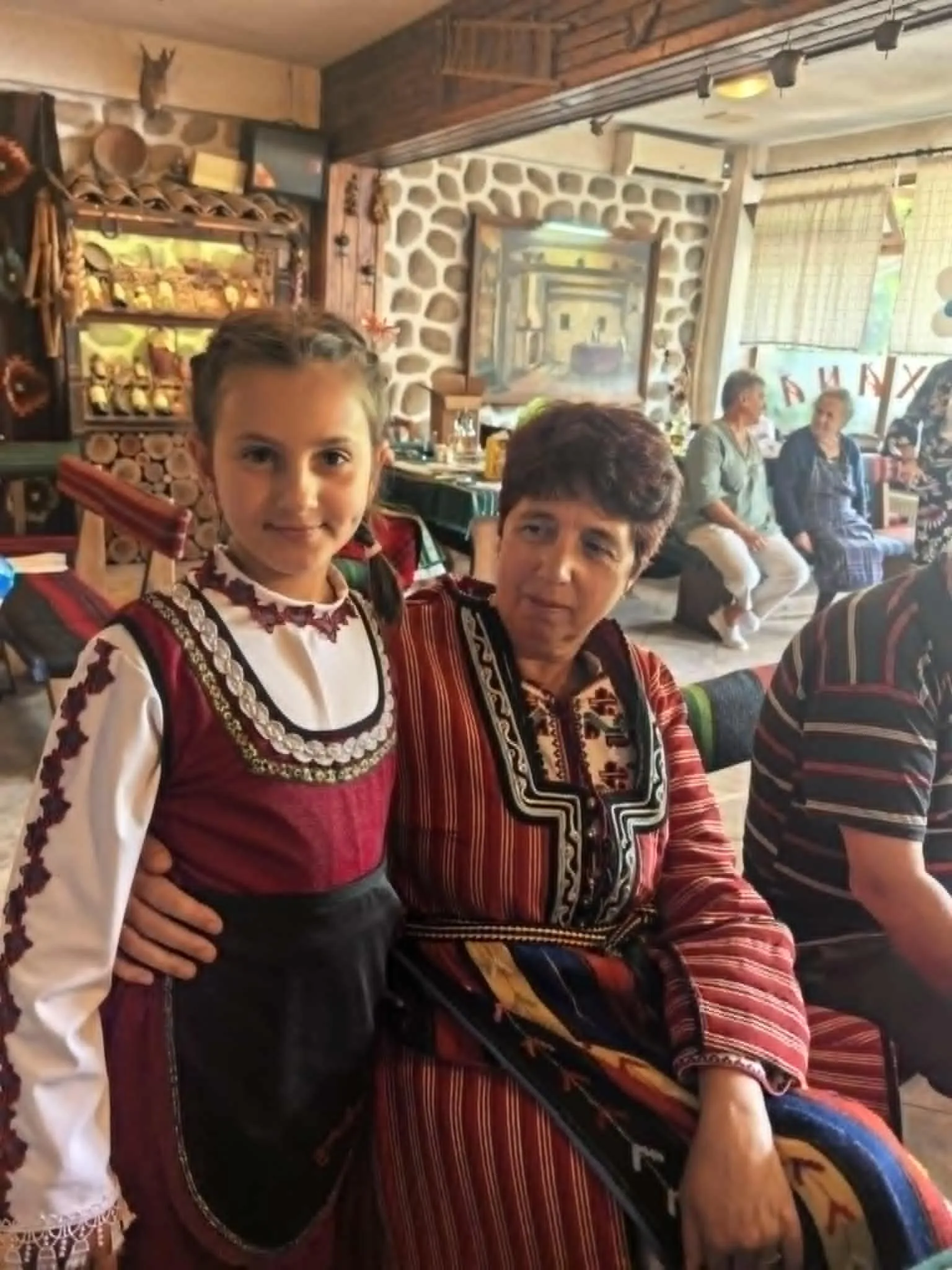Участници в традиционни носии