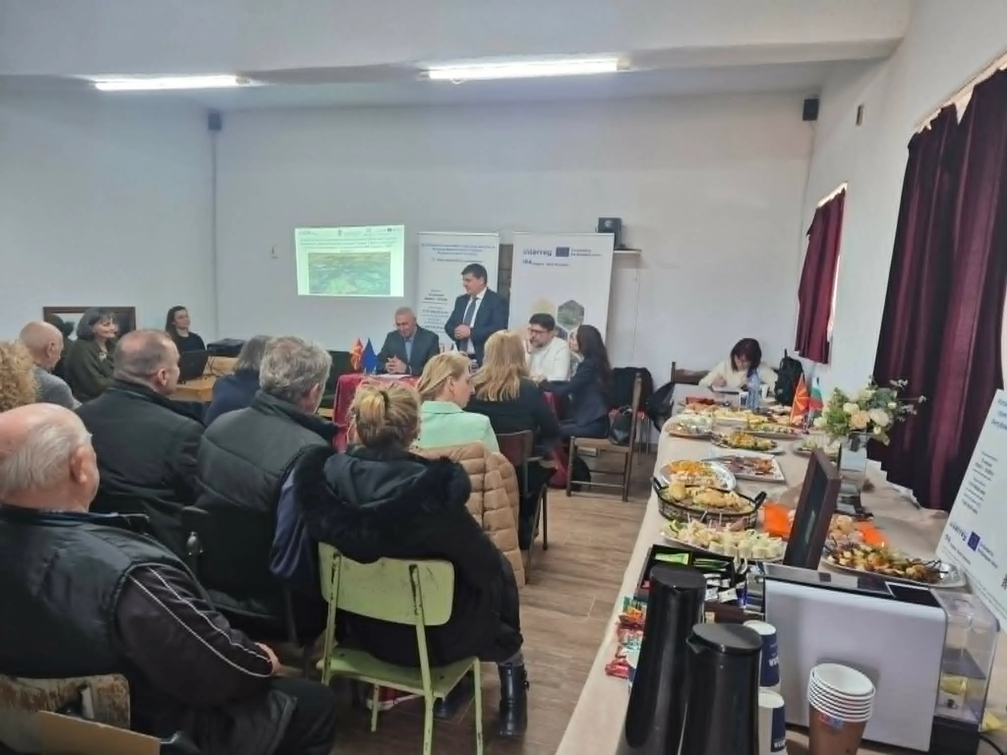 Публично обсъждане в подготвена зала в община Струмяни